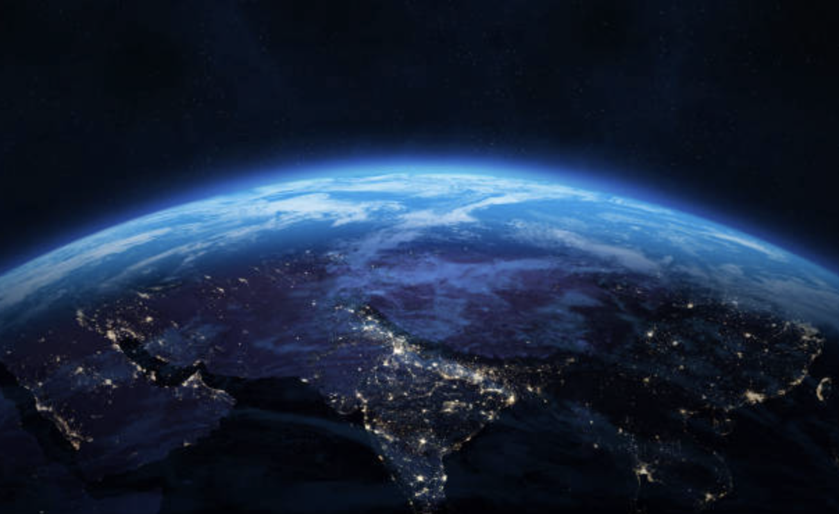 La Terre vue de l'espace, illuminée la nuit